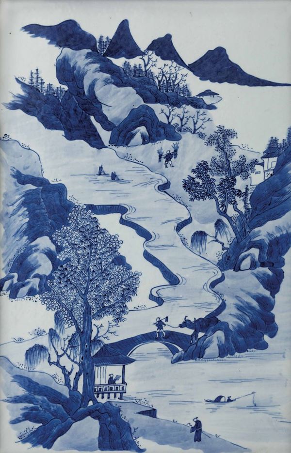 Placca in porcellana bianca e blu raffigurante paesaggio montano con figure e ponticello, Cina, Dinastia Qing, XIX secolo