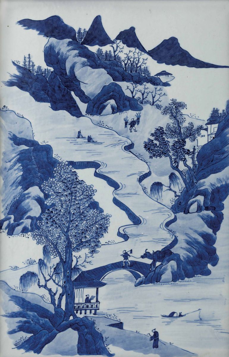 Placca in porcellana bianca e blu raffigurante paesaggio montano con figure e ponticello, Cina, Dinastia Qing, XIX secolo  - Asta Fine Chinese Works of Art - Cambi Casa d'Aste
