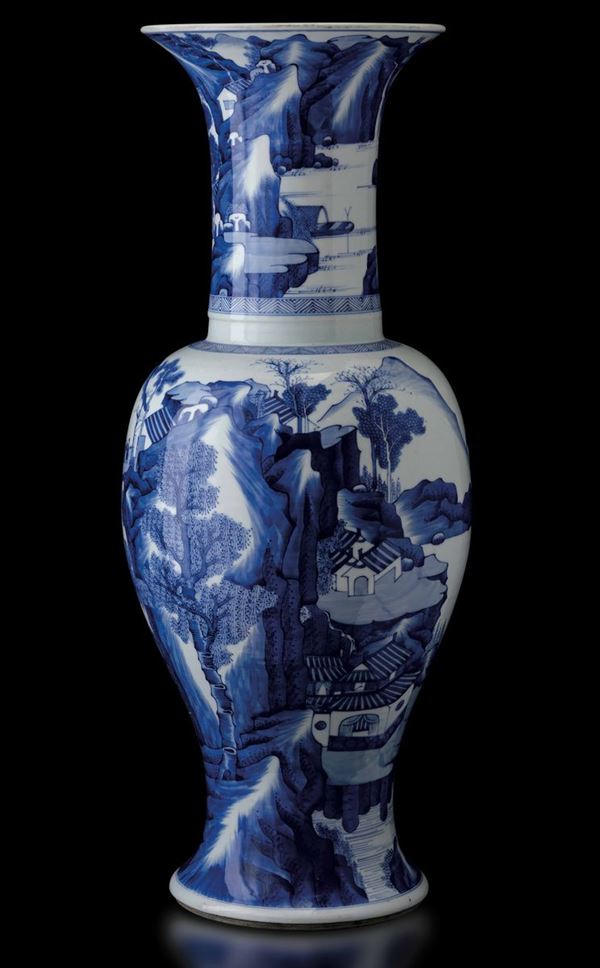 Grande vaso in porcellana bianca e blu raffigurante paesaggio montano con figure e pagode, Cina, Dinastia Qing, XIX secolo