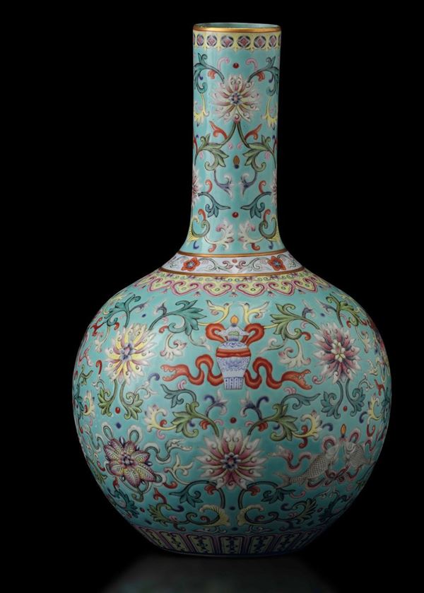 Vaso a bottiglia in porcellana a smalti policromi con decori floreali e soggetti naturalistici su fondo azzurro, Cina, Dinastia Qing, XIX secolo