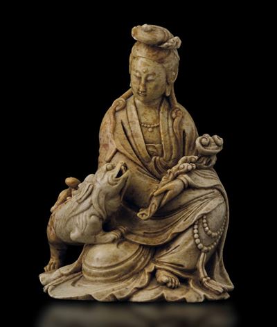 Gruppo Scolpito in Saponaria Raffigurante Guanyin con Ruyi e Draghetto, Cina, Dinastia Qing, Epoc...