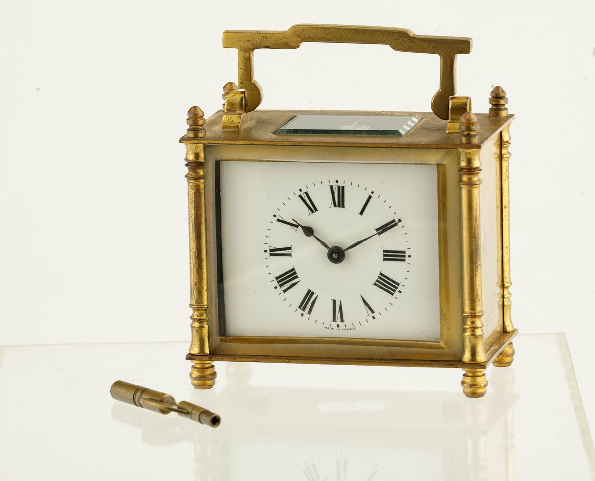 Orologio da Tavolo Francese in Ottone Dorato con Scappamento a Vista e Carica a Chiavetta, Fine 1...
