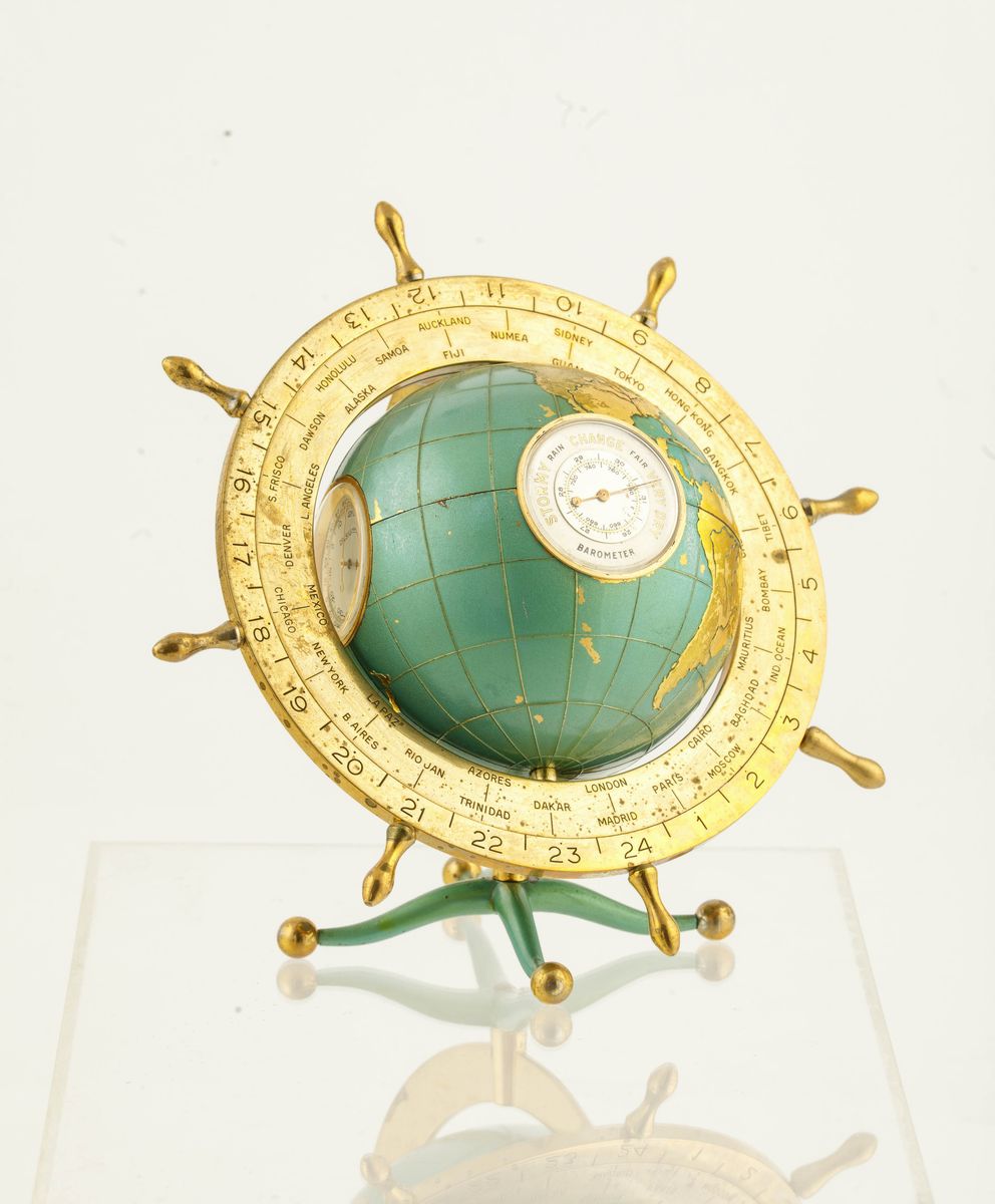 Angelus - Stazione Meteorologica a Forma di Mappamondo con Timone Navale in Ottone Dorato e Smalt...