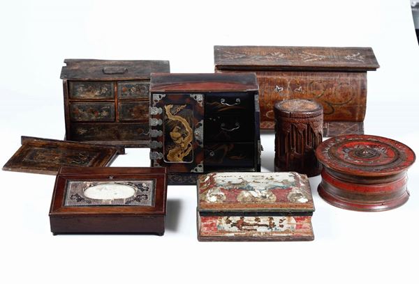 Collezione di sette scatole in vari legni e materiali, XVIII e XIX secolo