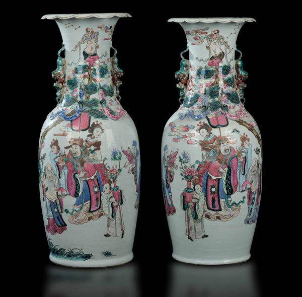 Coppia di grandi vasi in porcellana Famiglia Rosa con figure di draghetto a rilievo e raffigurazioni di saggi e fanciulle entro paesaggio, Cina, Dinastia Qing, epoca Guangxu (1875-1908)