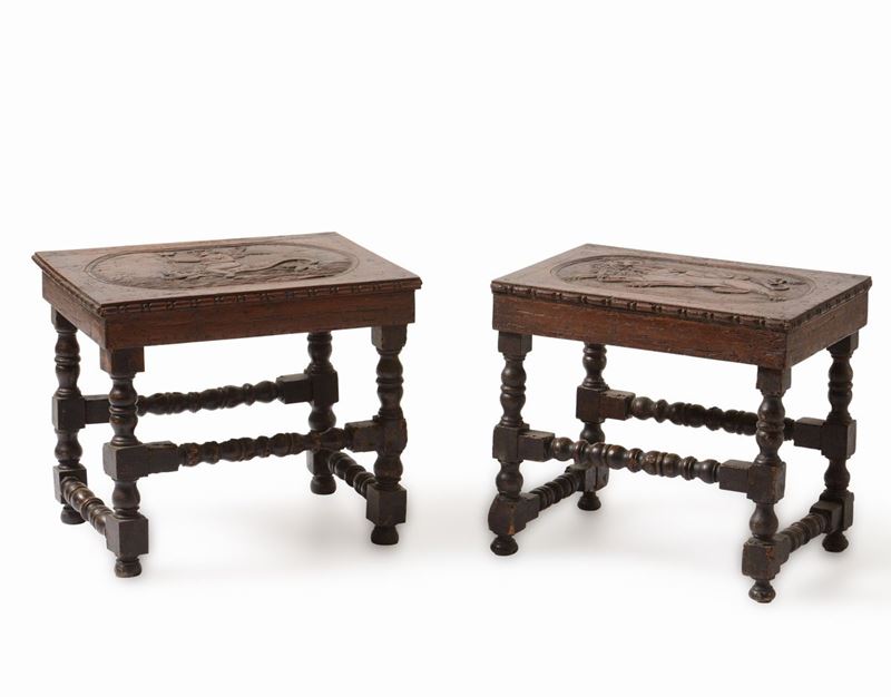 Coppia di tavolini bassi, ricomposti con elementi antichi intagliati. Italia centrale, XIX secolo  - Asta Antiquariato | Cambi Time - Cambi Casa d'Aste