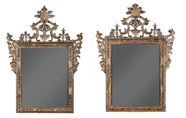Coppia di specchiere in legno intagliato e dorato. Italia centrale, una XVIII secolo