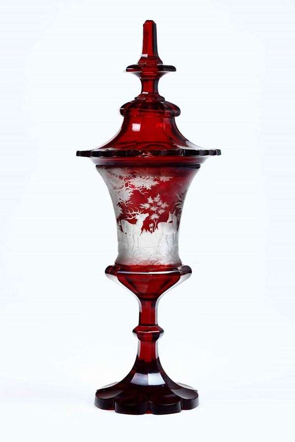 Grande coppa in cristallo inciso a fondo rubino. Boemia XIX-XX secolo
