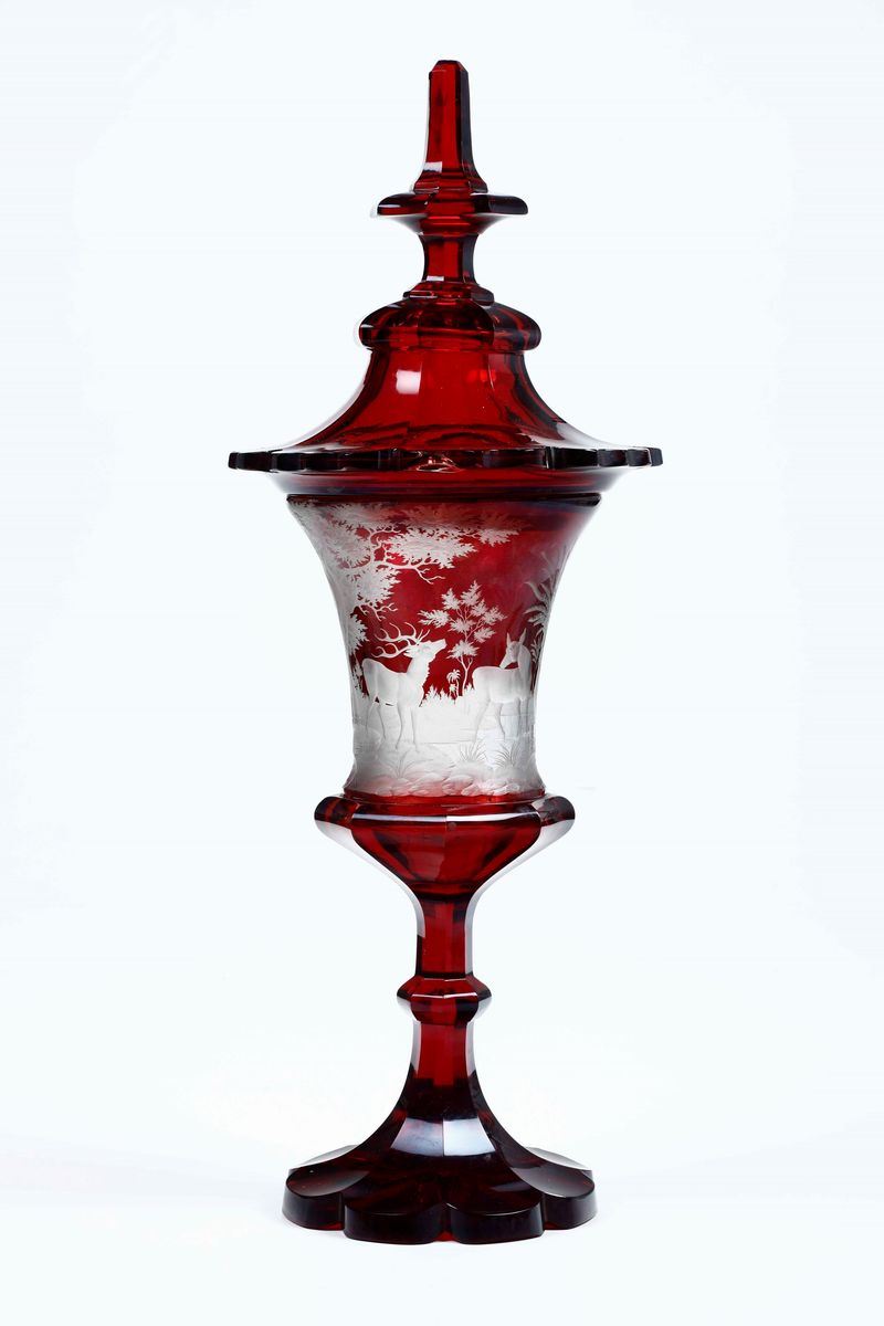 Grande coppa in cristallo inciso a fondo rubino. Boemia XIX-XX secolo  - Auction Antiques | Timed Auction - Cambi Casa d'Aste