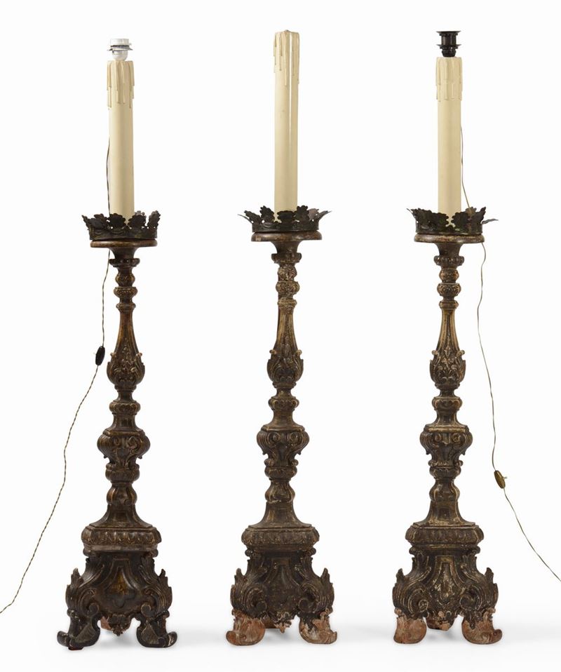 Serie di tre torciere in legno intagliato e argentato. Italia centrale, XVIII secolo  - Asta Antiquariato | Cambi Time - Cambi Casa d'Aste