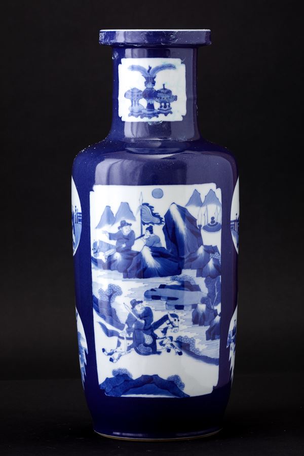 Vaso Rouleau in porcellana bianca e blu con cavalieri, saggi e soggetti naturalistici entro riserve, Cina, Dinastia Qing, epoca Guangxu (1875-1908)