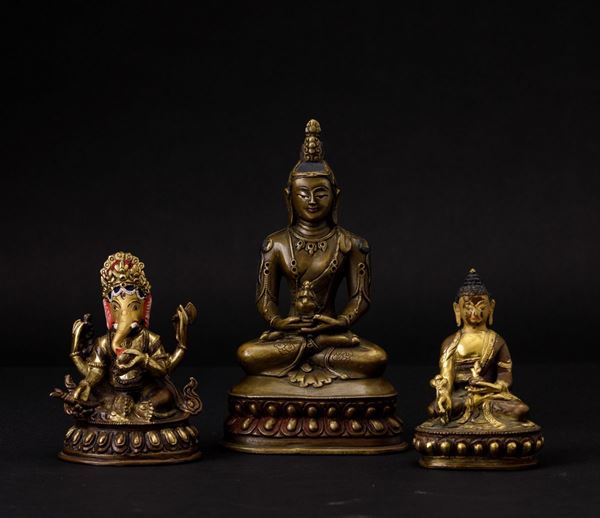 Lotto composto da tre sculture in bronzo con tracce di policromia e doratura a freddo, Tibet, XIX-XX secolo