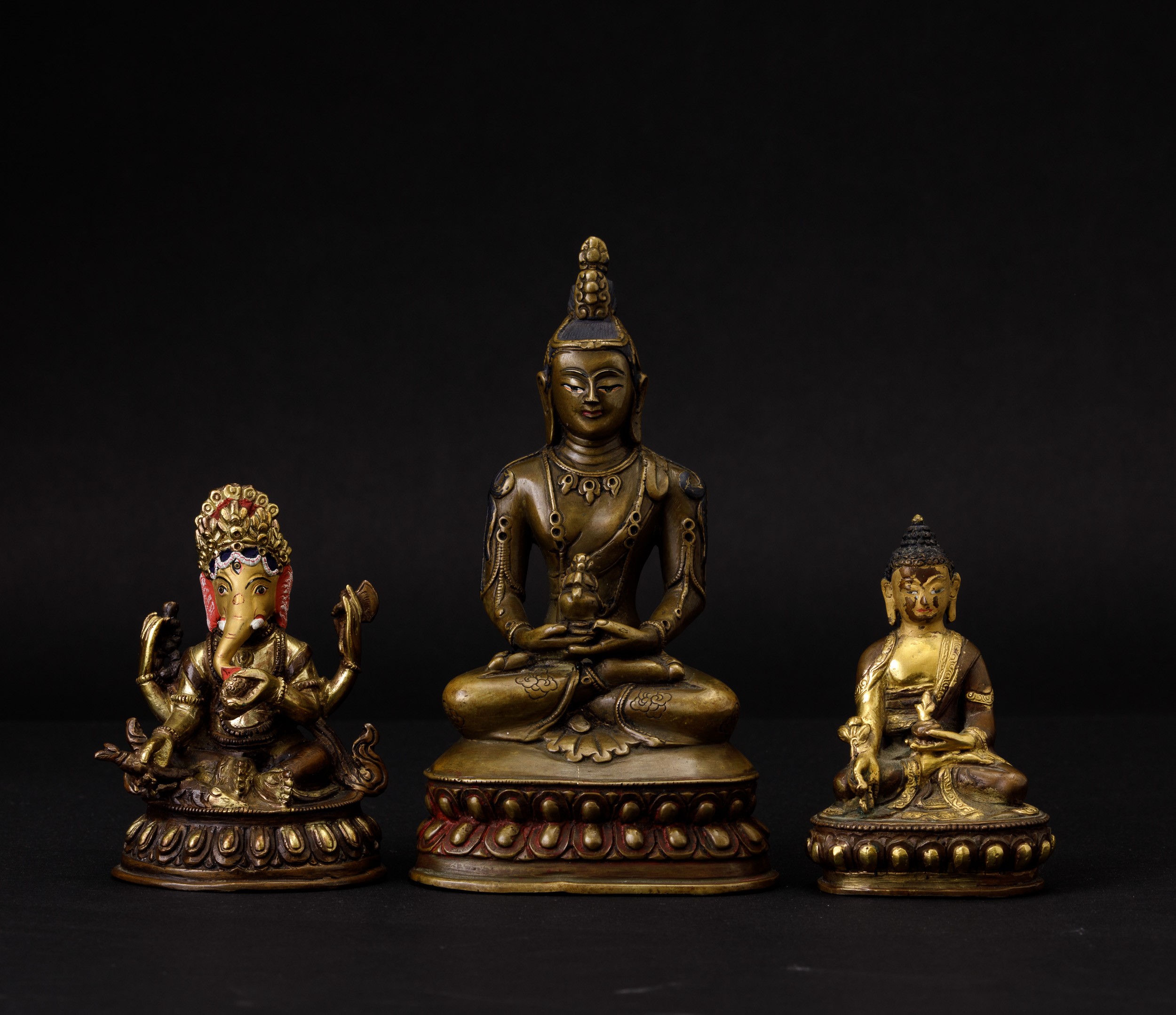 Lotto Composto da Tre Sculture in Bronzo con Tracce di Policromia e Doratura a Freddo, Tibet, XIX...