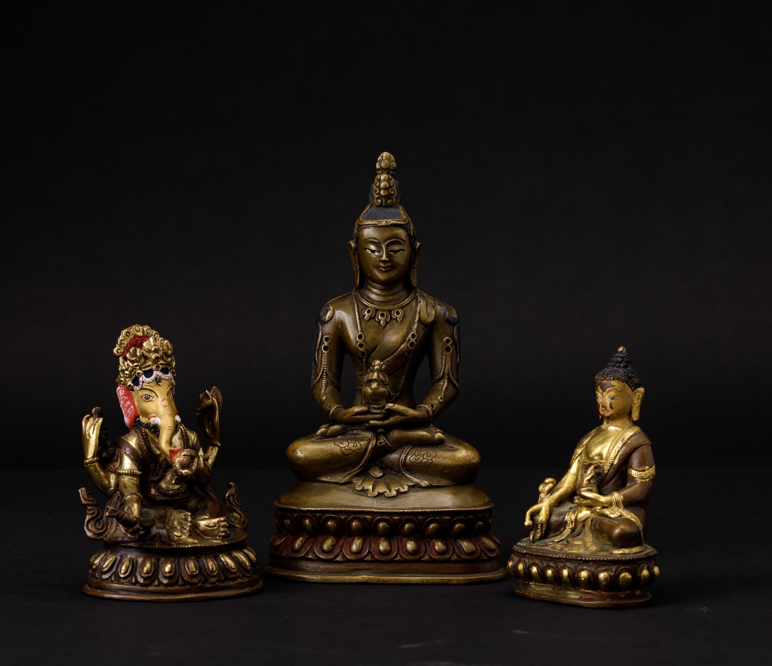 Lotto Composto da Tre Sculture in Bronzo con Tracce di Policromia e Doratura a Freddo, Tibet, XIX...