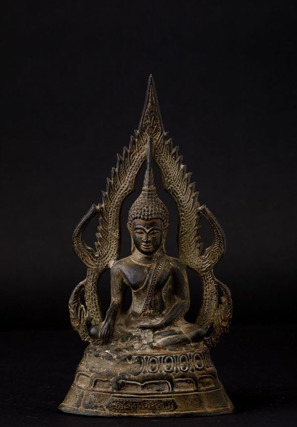 Figura di Buddha Sakyamuni in bronzo seduto entro aura, Thailandia, XIX secolo