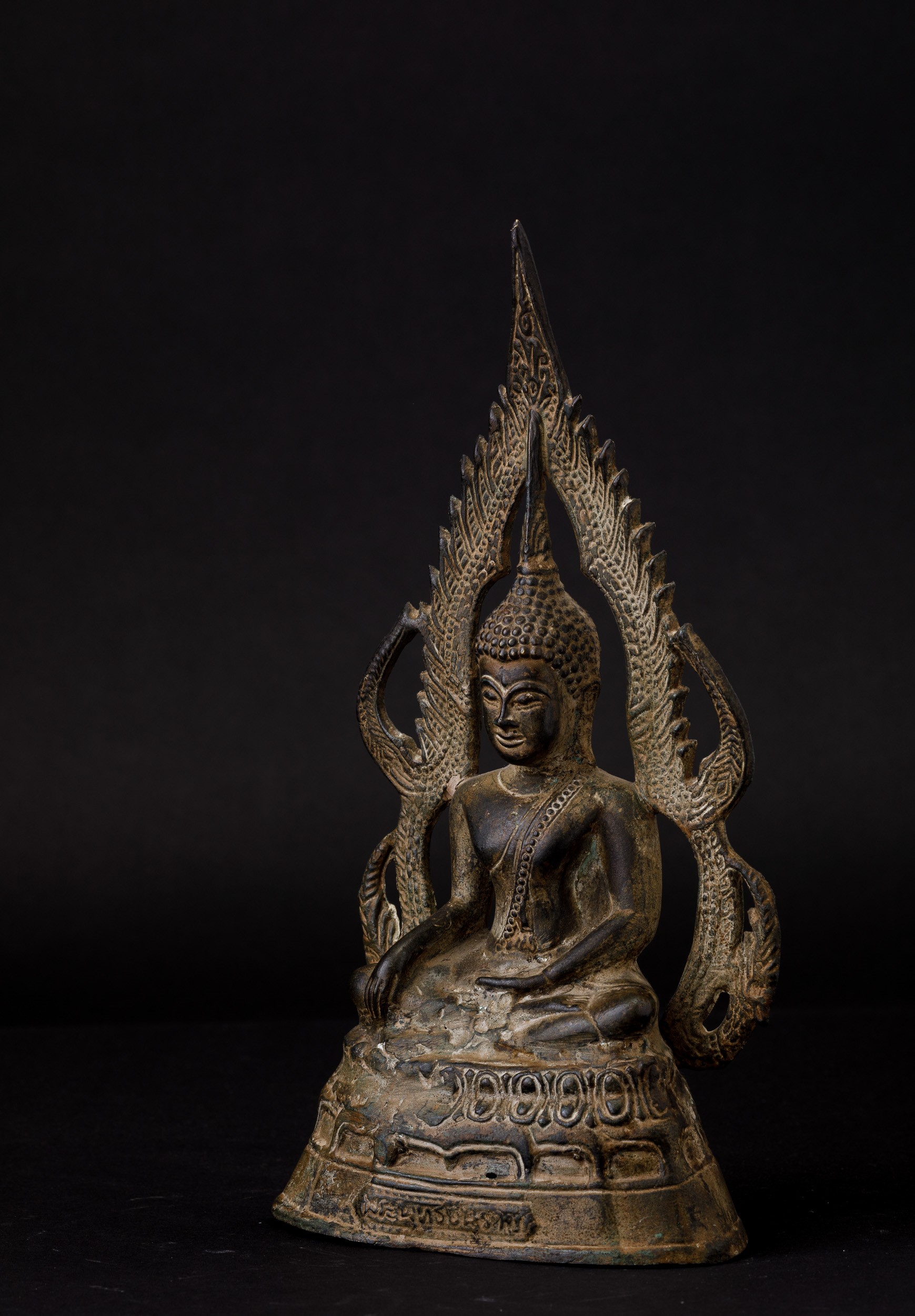 Figura di Buddha Sakyamuni in Bronzo Seduto Entro Aura, Thailandia, XIX Secolo