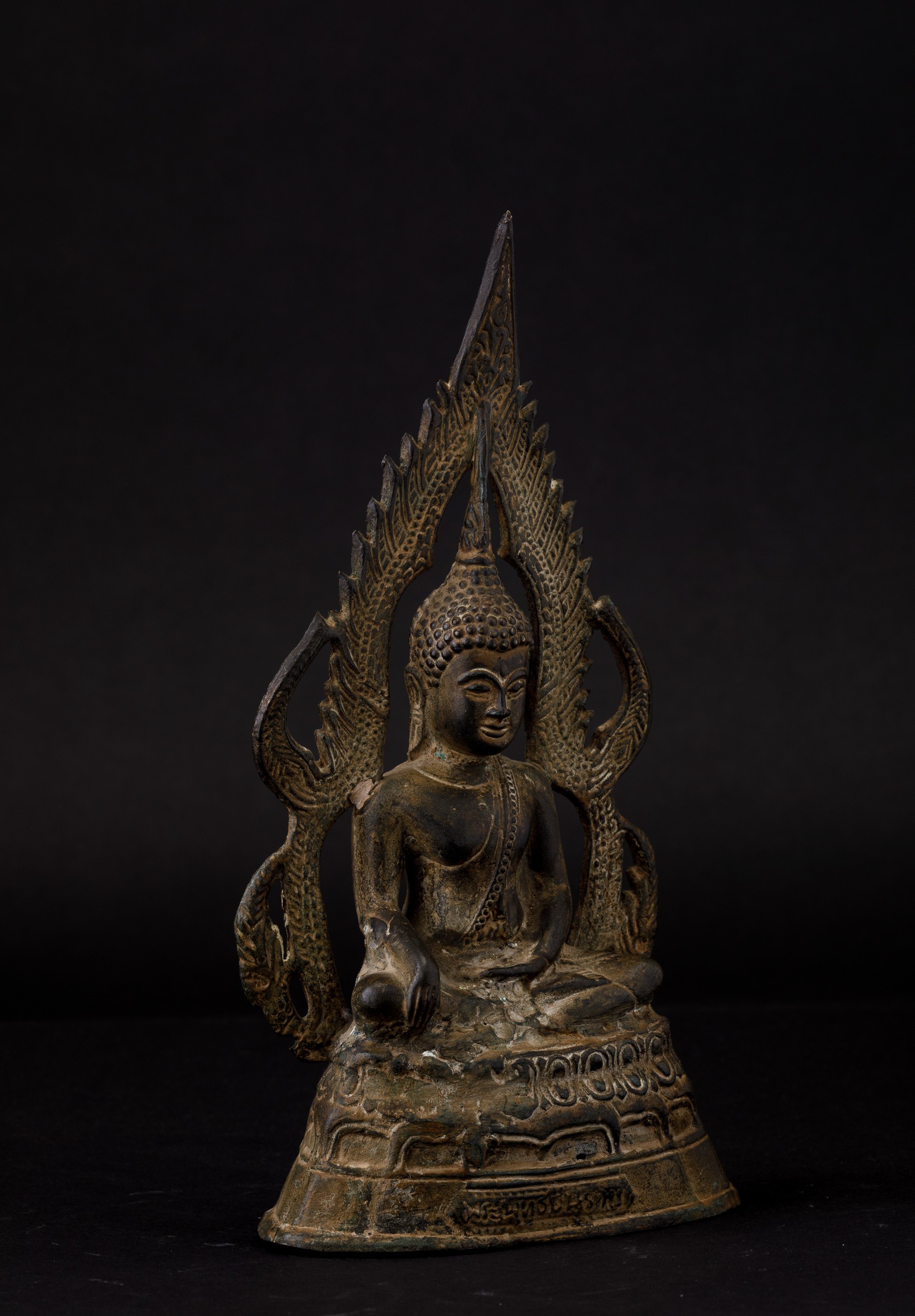Figura di Buddha Sakyamuni in Bronzo Seduto Entro Aura, Thailandia, XIX Secolo