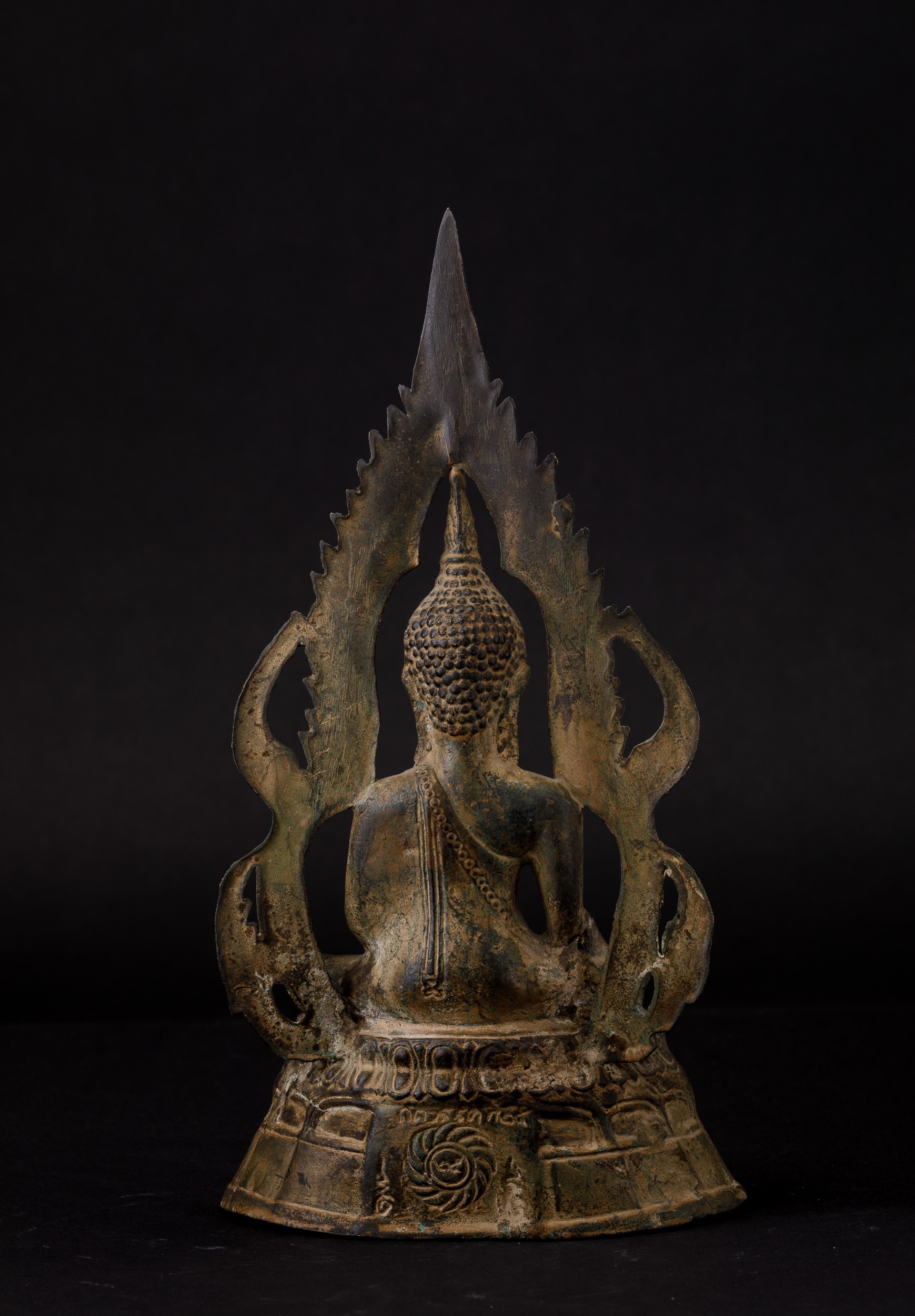 Figura di Buddha Sakyamuni in Bronzo Seduto Entro Aura, Thailandia, XIX Secolo