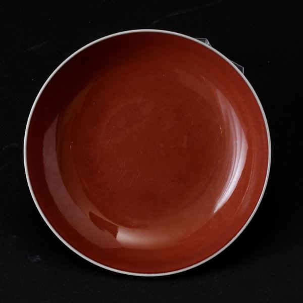 Piatto in porcellana monocroma color sangue di bue, Cina, XX secolo