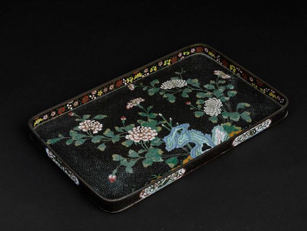 Vassoio a smalti con soggetto naturalistico centrale e decori floreali, Cina, Dinastia Qing, epoca Jiaqing (1796-1820)