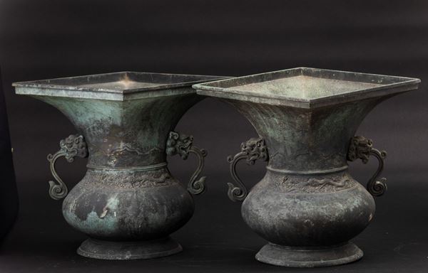 Coppia di vasi a in bronzo con figure di draghi a rilievo e doppia ansa sagomata, Cina, Dinastia Ming