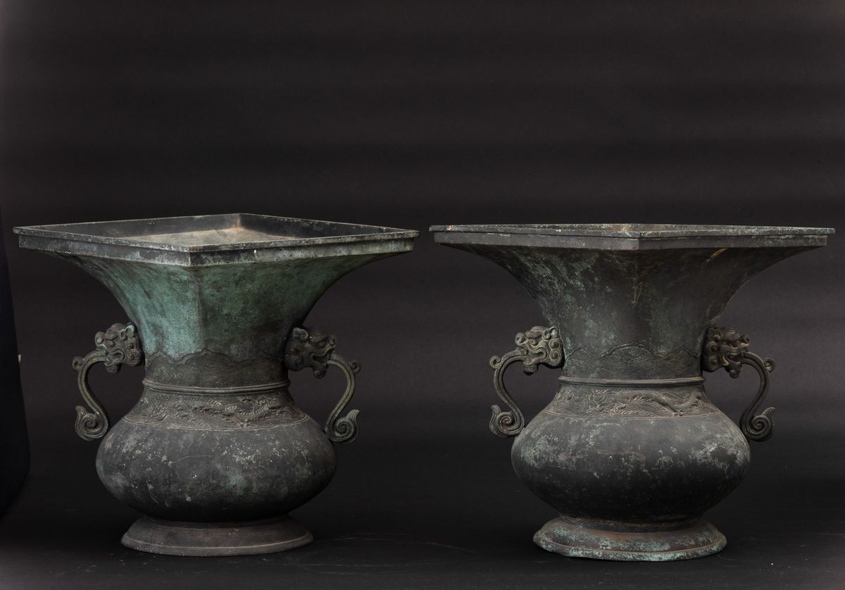 Coppia di Vasi a in Bronzo con Figure di Draghi a Rilievo e Doppia Ansa Sagomata, Cina, Dinastia ...