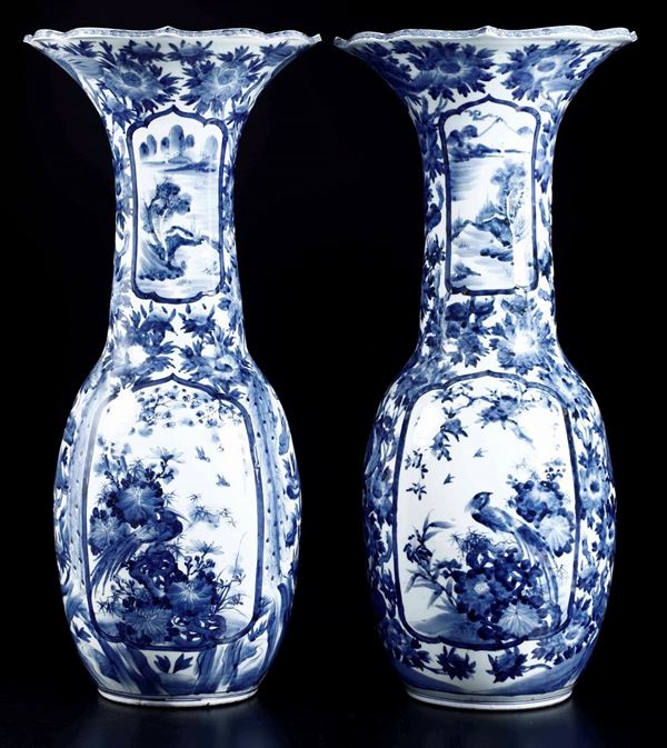 Coppia di grandi vasi in porcellana Arita con scene naturalistiche entro riserve e decori floreali, Giappone, XIX secolo