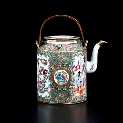 Teiera in Porcellana Famiglia Rosa con Scene di Vita Comune Entro Riserve e Decori Floreali, Cina...