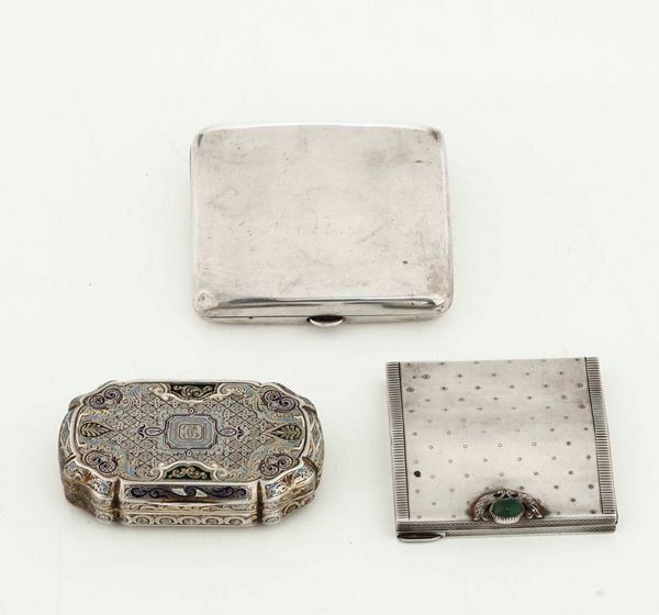 Lotto composto da portacipria, scatolina intarsiata con smalti e portasigarette in argento. Varie manifatture italiane del XX secolo