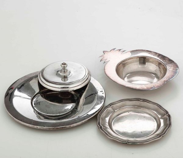 Lotto composto da piattino circolare, coperchio, piatto circolare e piattino ananas in argento. Varie manifatture italiane del XX secolo