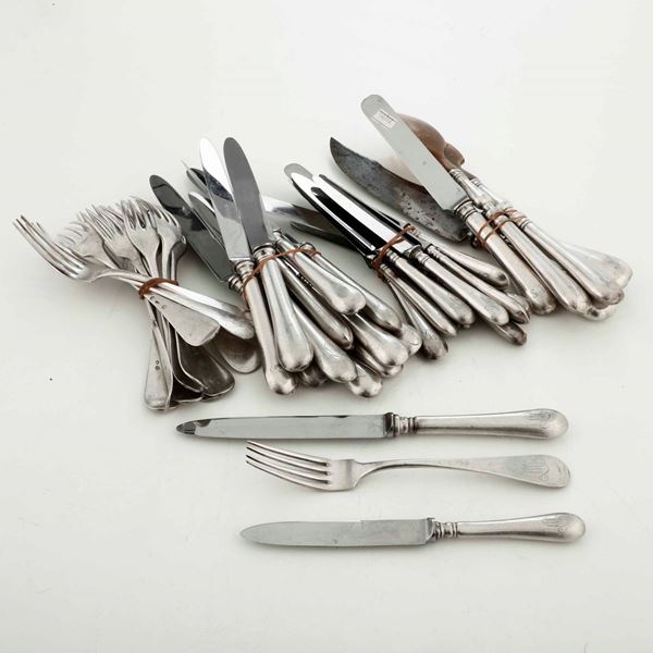Lotto composto da 4 posate da portata, 12 forchette, 12 coltelli, 11 coltelli da frutta (5 uguali ai coltelli grandi e 6 diversi) ed un coltello in argento