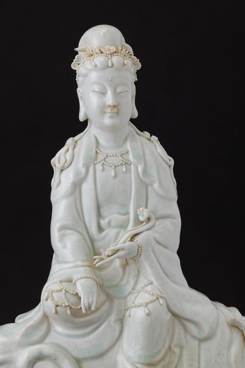 Gruppo in Porcellana Bianca Azzurrata Raffigurante Guanyin con Collana Seduta su Elefante, Cina, ...