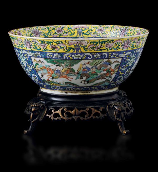 Bowl in porcellana Famiglia Rosa con decori floreali e scene di combattimento entro riserve, Cina, Dinastia Qing, XIX secolo