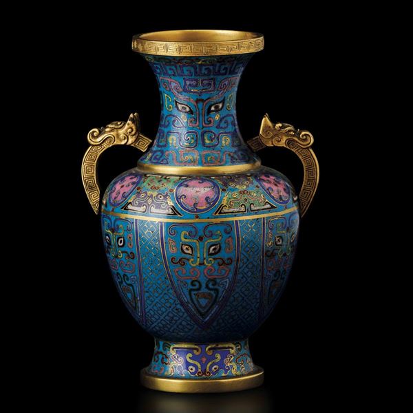 Vaso a smalti cloissonÃ© con anse sagomate e decori d'ispirazione arcaica a maschere Taotie, Cina, Dinastia Qing (1644-1912)