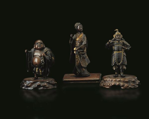 Lotto composto da tre figure in bronzo con dettagli dorati raffiguranti Budai, Samurai e Geisha, Giappone, periodo Meiji (1868-1912)