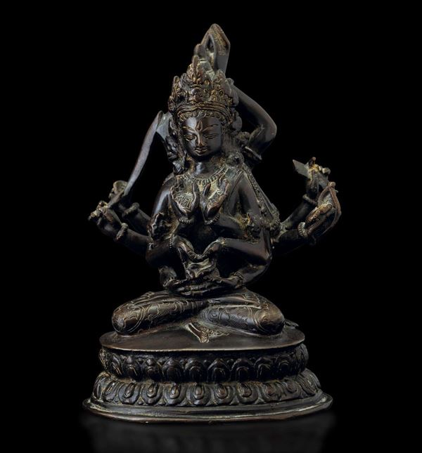 Figura di Avalokitesvara seduta su doppio fiore di loto in bronzo, Nepal, XVIII secolo