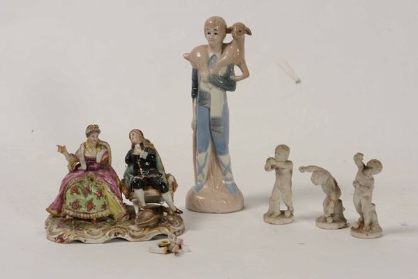 Tre piccole figurine di putti e una figurina di giovane pastore. Manifatture diverse, XIX e XX secolo