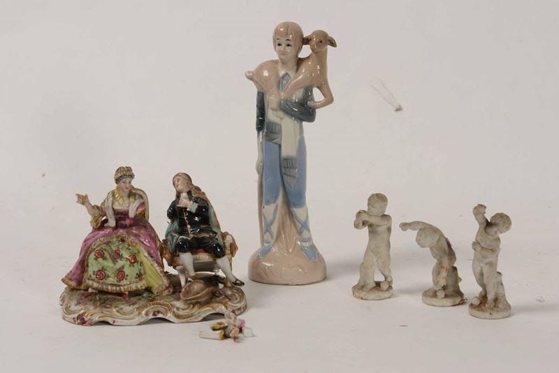 Tre piccole figurine di putti e una figurina di giovane pastore. Manifatture diverse, XIX e XX secolo  - Asta Ceramiche | Cambi Time - Cambi Casa d'Aste