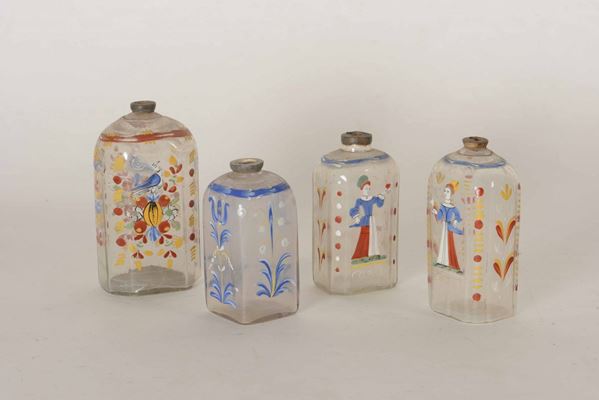 Gruppo di quattro bottiglie per manna in vetro soffiato e dipinto. XIX-XX secolo