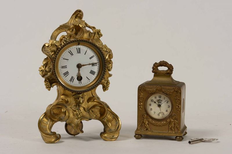 Piccola pendola in bronzo dorato in stile luigi XV  - Auction Antiques | Time Auction - Cambi Casa d'Aste