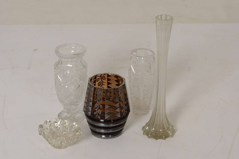 Lotto di quattro vasi e una ciotolina in vetro  - Asta Una Proprietà Lombarda | Cambi Time - Cambi Casa d'Aste