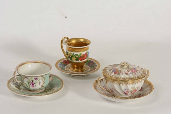 Due tazze e una tazza da brodo con sottopiatti, Manifatture diverse, XIX e XX secolo