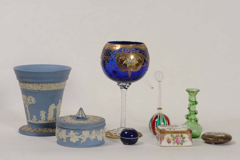 Lotto composto da tre oggetti in vetro di Murano, tre scatoline in porcellana e scatola più vaso  - Auction Antiques | Time Auction - Cambi Casa d'Aste