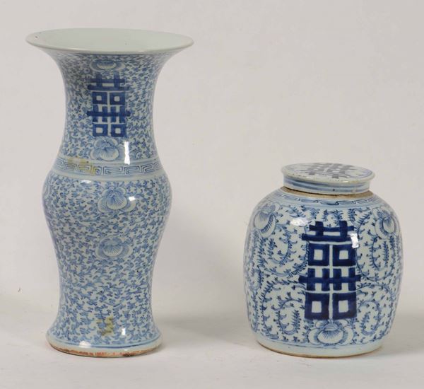 Vaso a tromba in porcellana e potiche in porcellana, Cina XX secolo