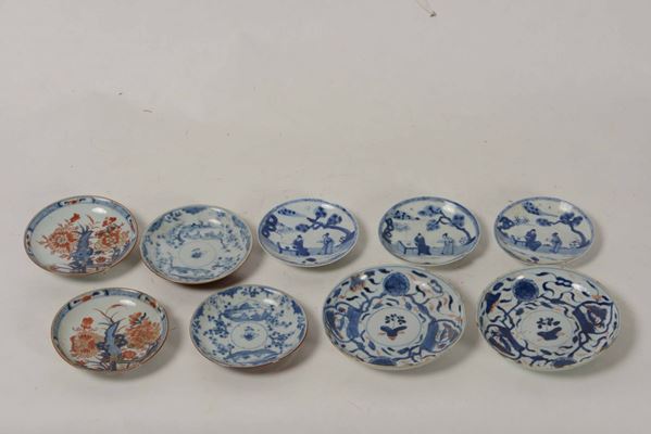 Gruppo di  9 piattini in porcellana Cina XX secolo