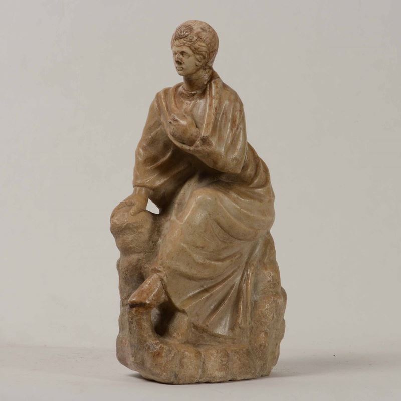 Scultura in marmo raffigurante figura seduta  - Auction Antiques | Time Auction - Cambi Casa d'Aste