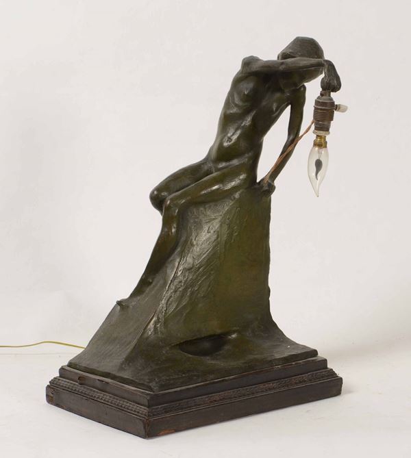 Lampada da tavolo in bronzo con nudo femminile firmata V. Mareluni 1913
