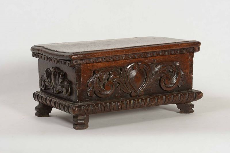 Cassina in legno di noce intagliato, XVIII-XIX secolo  - Asta Antiquariato | Cambi Time - Cambi Casa d'Aste