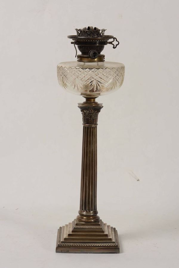 Lampada ad olio con struttura in argento e diffusore in vetro molato. Inghilterra, città di Londra, XX secolo
