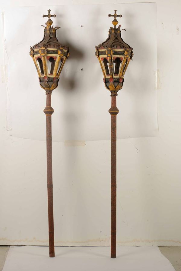 Coppia di lanterne da processione in metallo dipinto. XIX secolo